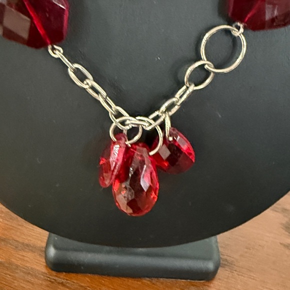 Vintage Red faceted beaded statement necklace with dangle teardrop pendant beads - Picture 4 of 5